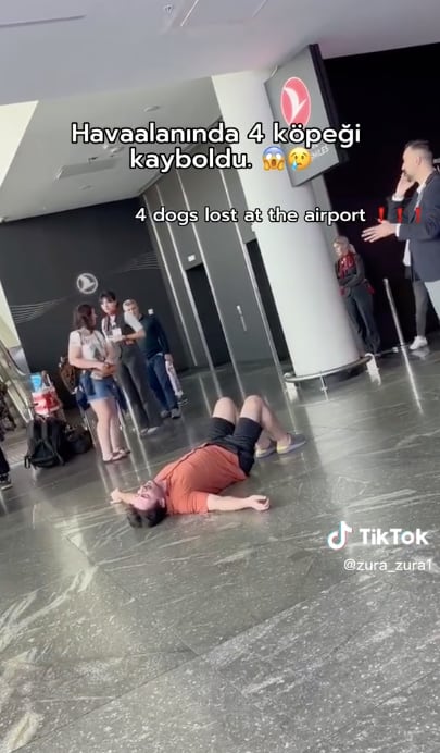 Turista llora en aeropuerto