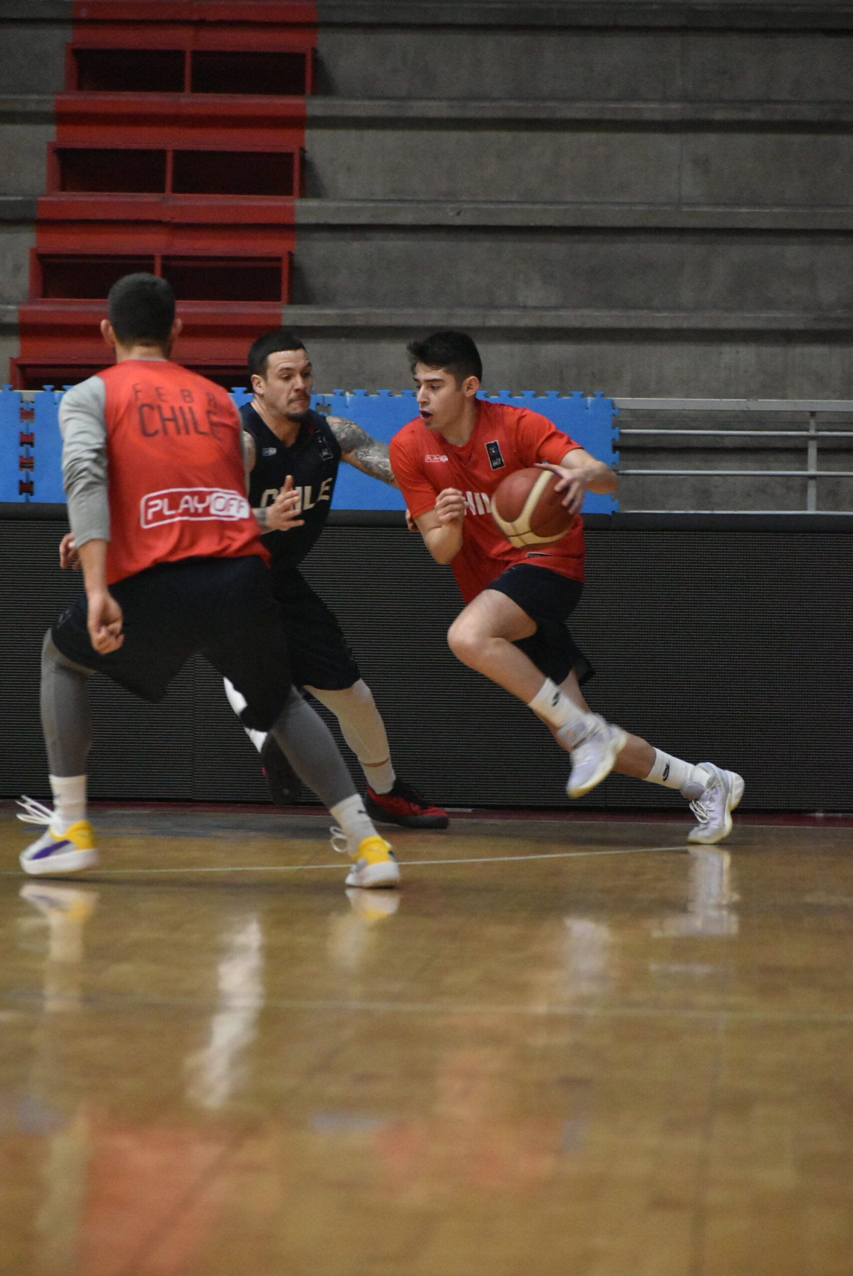 Ignacio Arroyo conduce el balón, durante uno de los entrenamientos de la selección chilena. FOTO: FebaChile.cl.