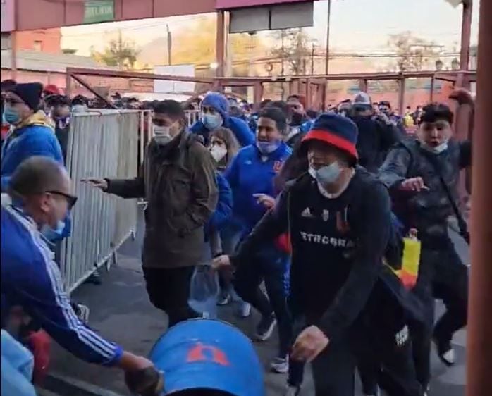 Un registro de la avalancha protagonizada por hinchas de la U en el Santa Laura.