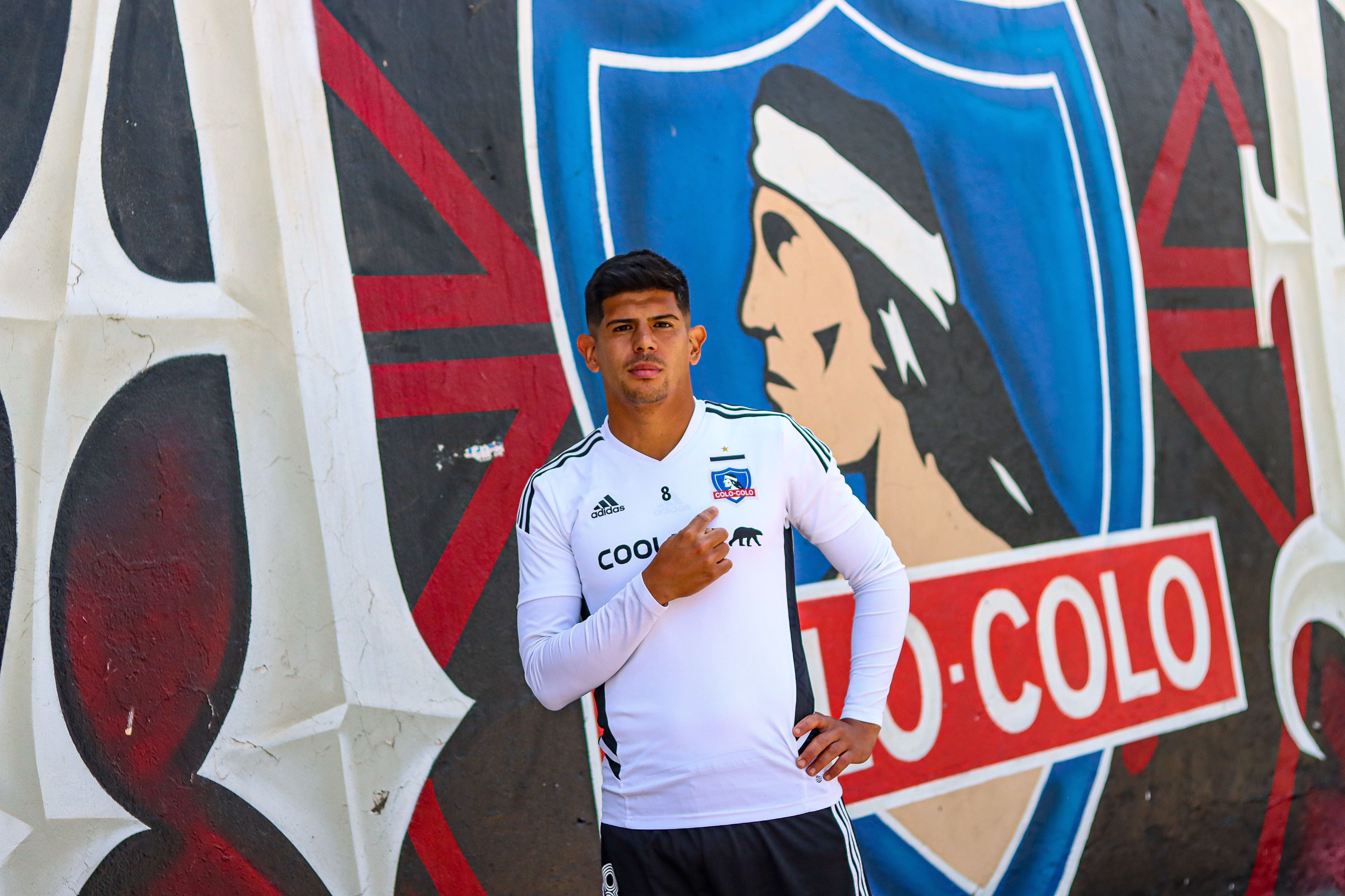 Esteban Pavez posa junto a la insignia de Colo Colo, en el estadio Monumental