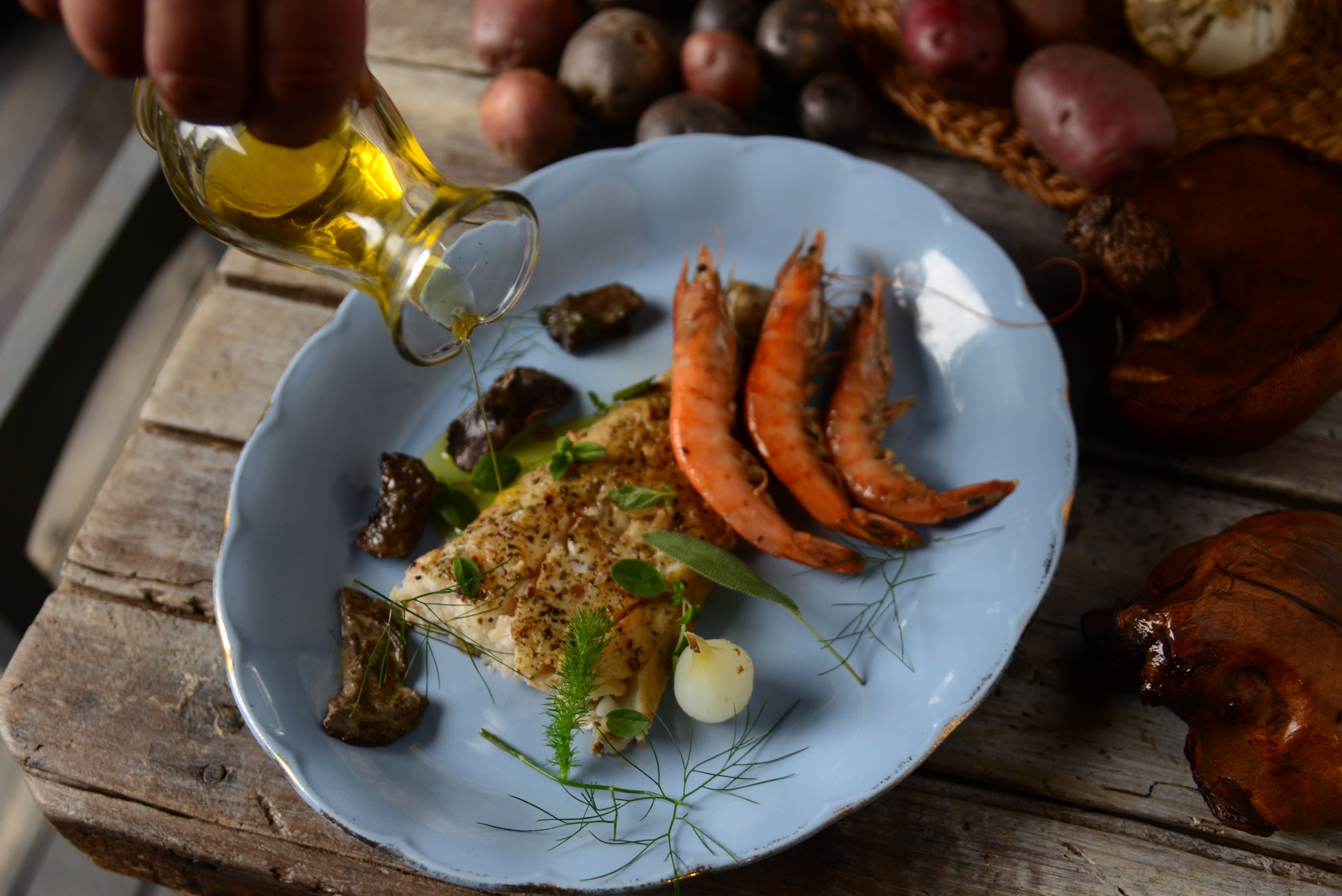 Pescado blanco al horno con ajo negro y langostinos a la mantequilla