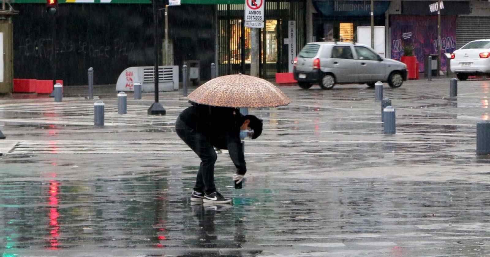 Con vientos de hasta 40 km/h regresa la lluvia a Santiago y la zona centro sur