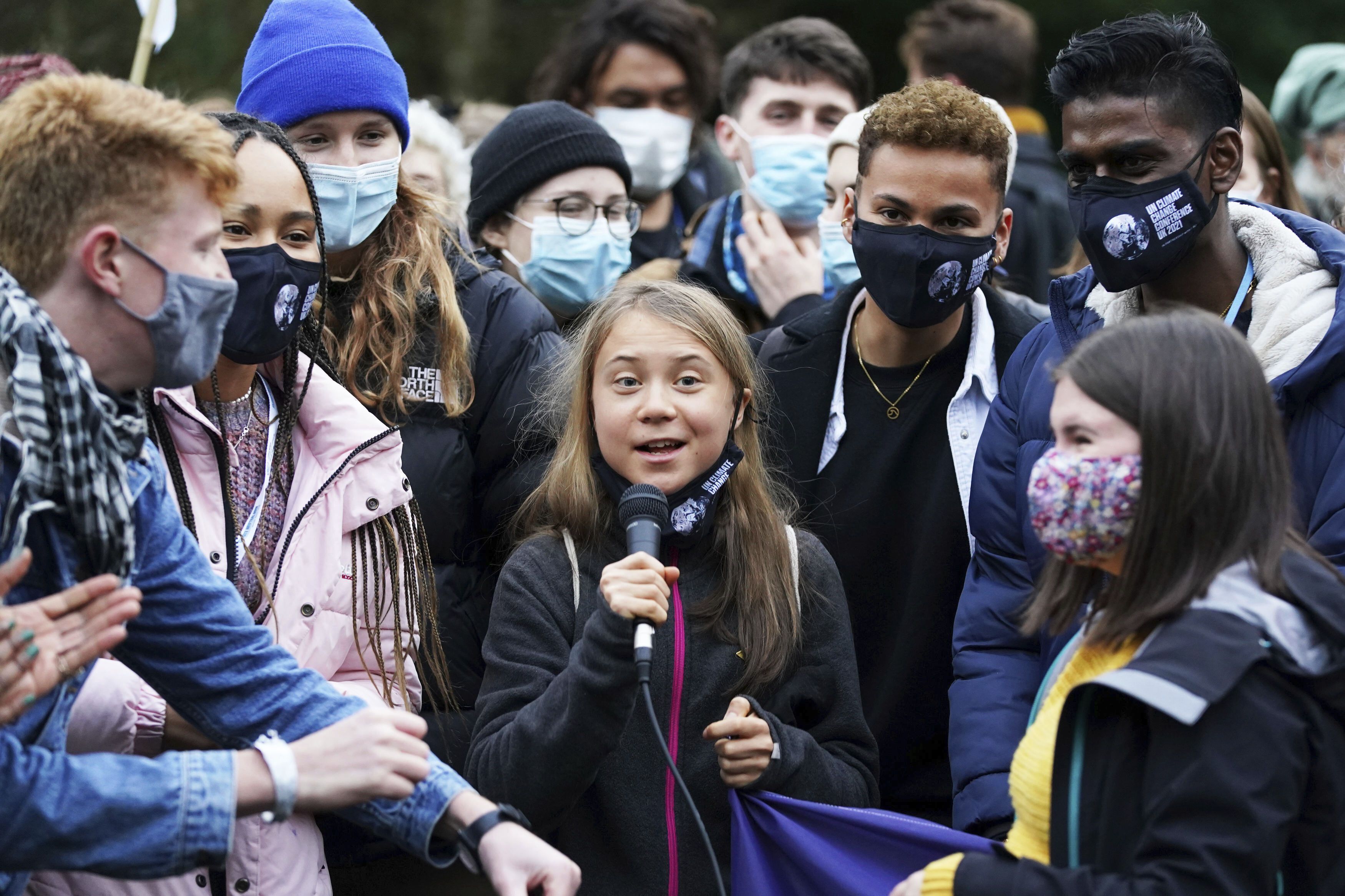 No más garabatos ni bla bla bla: Greta Thunberg dice que moderará su lenguaje tras ser filmada coreando insultos en la COP26