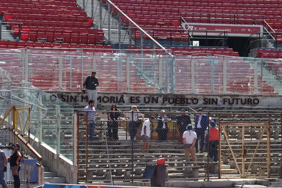 Autoridades de la ANFP y del memorial del  Estadio Nacional revisan los daños que sufrió el lugar tras la Supercopa.