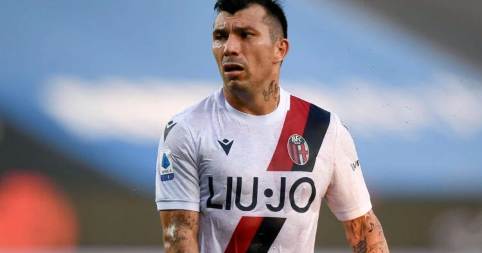 Gary Medel, jugando por el Bologna.