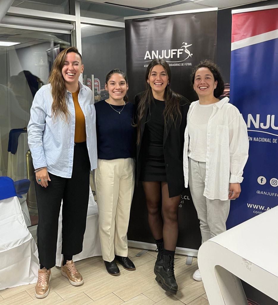 La nueva directiva de ANJUFF quedó conformada por Iona Rothfeld (Presidenta), Javiera Moreno (Vicepresidenta), Paloma Bermúdez (Secretaria), Diana Quezada (Tesorera) y Camila García (Directora). Foto: Gentileza ANJUFF.