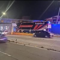 Bus de dos pisos que prestaba apoyo por paro de maquinistas quedó atrapado bajo paso ferroviario en San Bernardo: pasajero resultó herido