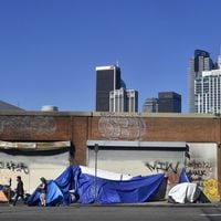 La liberal California le declara la guerra a los campamentos de personas sin hogar
