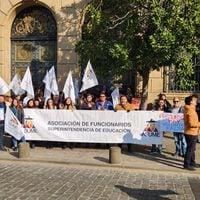 Asociación Nacional de Funcionarios de la Súper de Educación protesta frente a la Dipres y mantiene paro