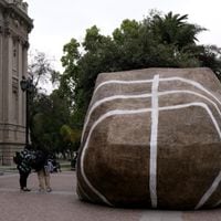 Lecciones de una piedra en el frontis del Museo Nacional de Bellas Artes: “La obra está mal conceptualmente”