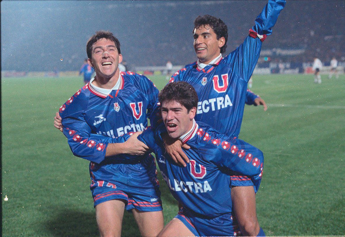 Marcelo Salas, junto a Cristián Mora y Esteban Valencia, celebrando en el Superclásico de 1996.