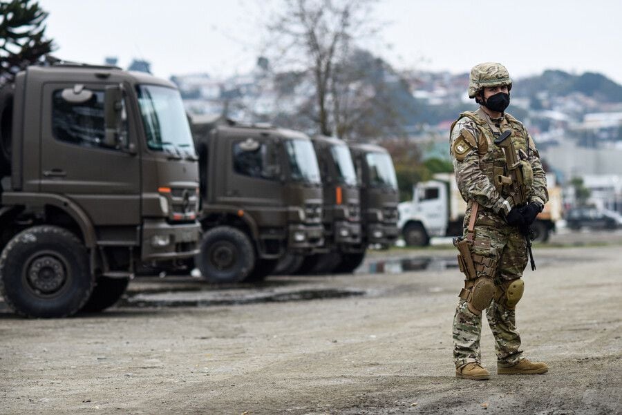 Fuerzas armadas en el marco del despliegue de militares a la región de la Araucanía tras entrar en vigencia estado de excepción, comuna de Talcahuano, Región del Biobío.
FOTO: OSCAR GUERRA / AGENCIAUNO