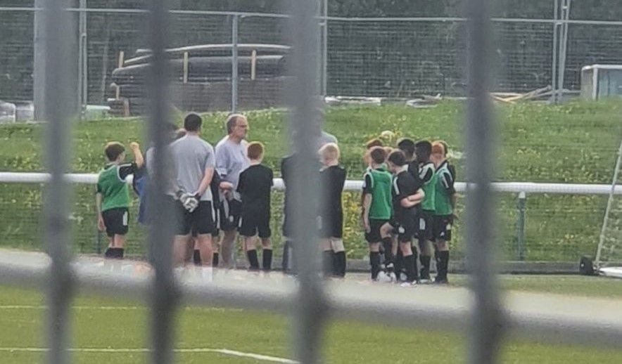 Marcelo Bielsa, con la Sub 11 del Leeds United.