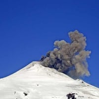 Se registra pulso de cenizas en volcán Villarrica: se mantiene alerta amarilla en cuatro comunas de La Araucanía y Los Ríos 