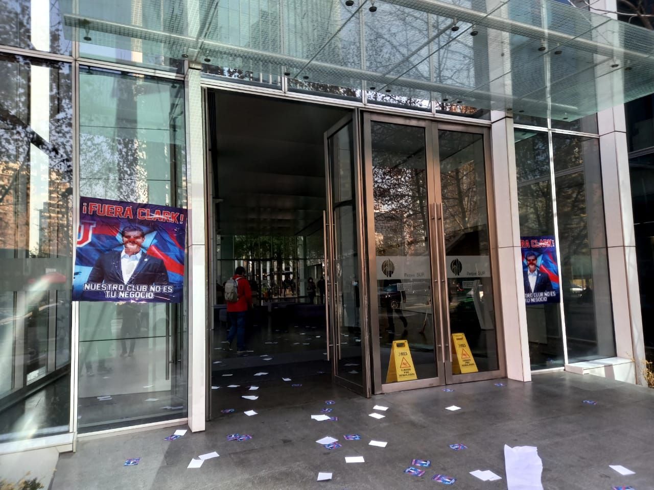 Las y los barristas de Universidad de Chile llegaron a las dependencias de Sartor, para pedir la renuncia del presidente de Azul Azul: Michael Clark. Foto: Gentileza Rincón del Bulla.