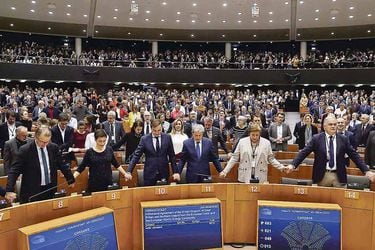 Members-of-the-European-Parliament-react-after-voting-on-the-Brexit--deal-during-a-plenary-session-(47937854)pw
