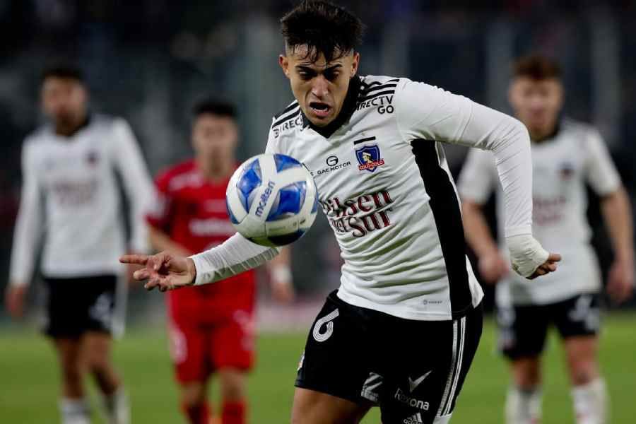 Pablo Solari, en un partido por Colo Colo.