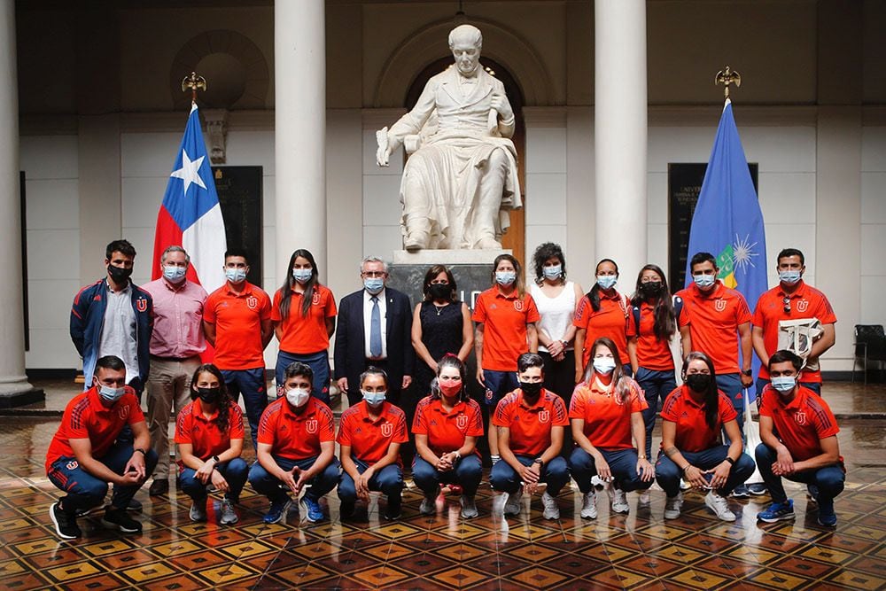 El rector de la Universidad de Chile, Ennio Vivaldi, recibió a las jugadoras de la U, que fueron campeonas ante Santiago Morning.