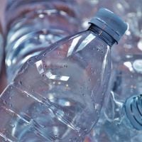 Estudio alerta de un potencial peligro de beber agua de botellas plásticas