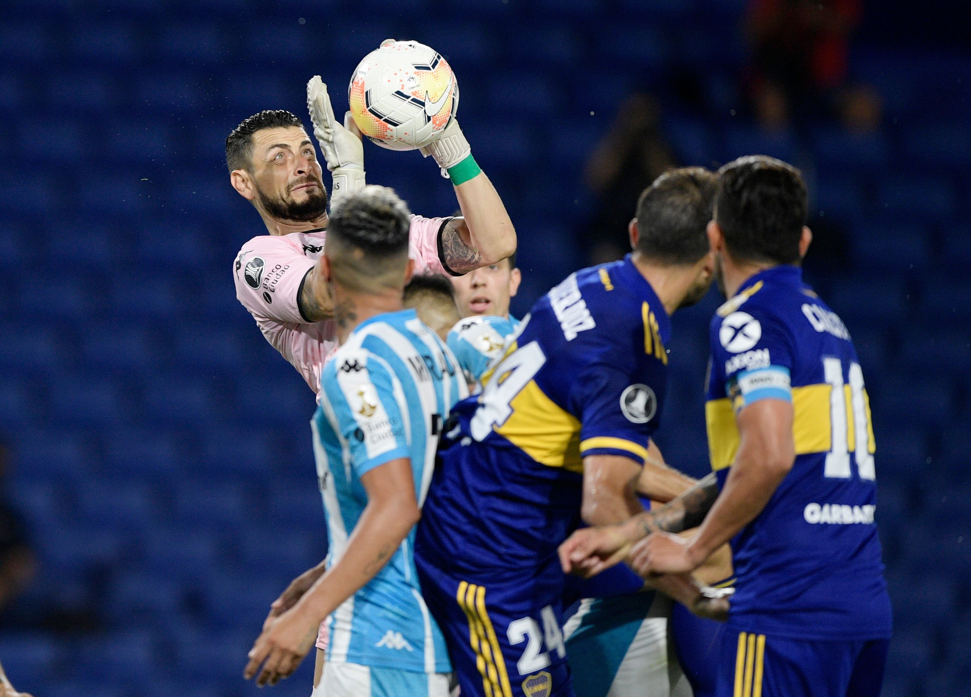 Gabriel Arias controla un balón en el duelo entre Racing y Boca Juniors, en diciembre