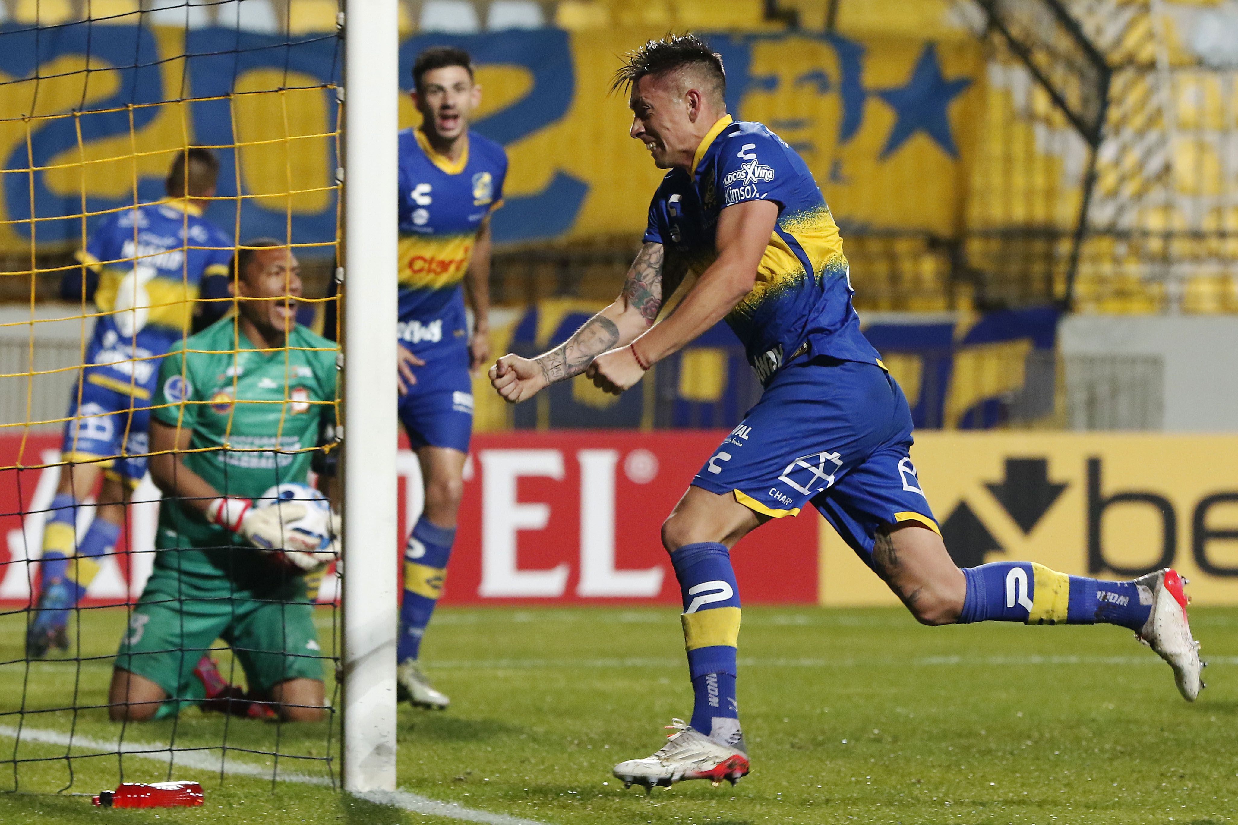 26 DE ABRIL DE 2022/VIÑA DEL MAR
Rodrigo Echeverria festeja su gol y el 2-1, durante el partido por la Copa Conmebol Sudamericana 2022, entre Everton y Ayacucho de Perú, disputado en el Estadio Sausalito.
FOTO: LEONARDO RUBILAR CHANDIA/AGENCIAUNO