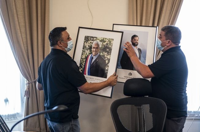 cambio de foto de Piñera a Boric