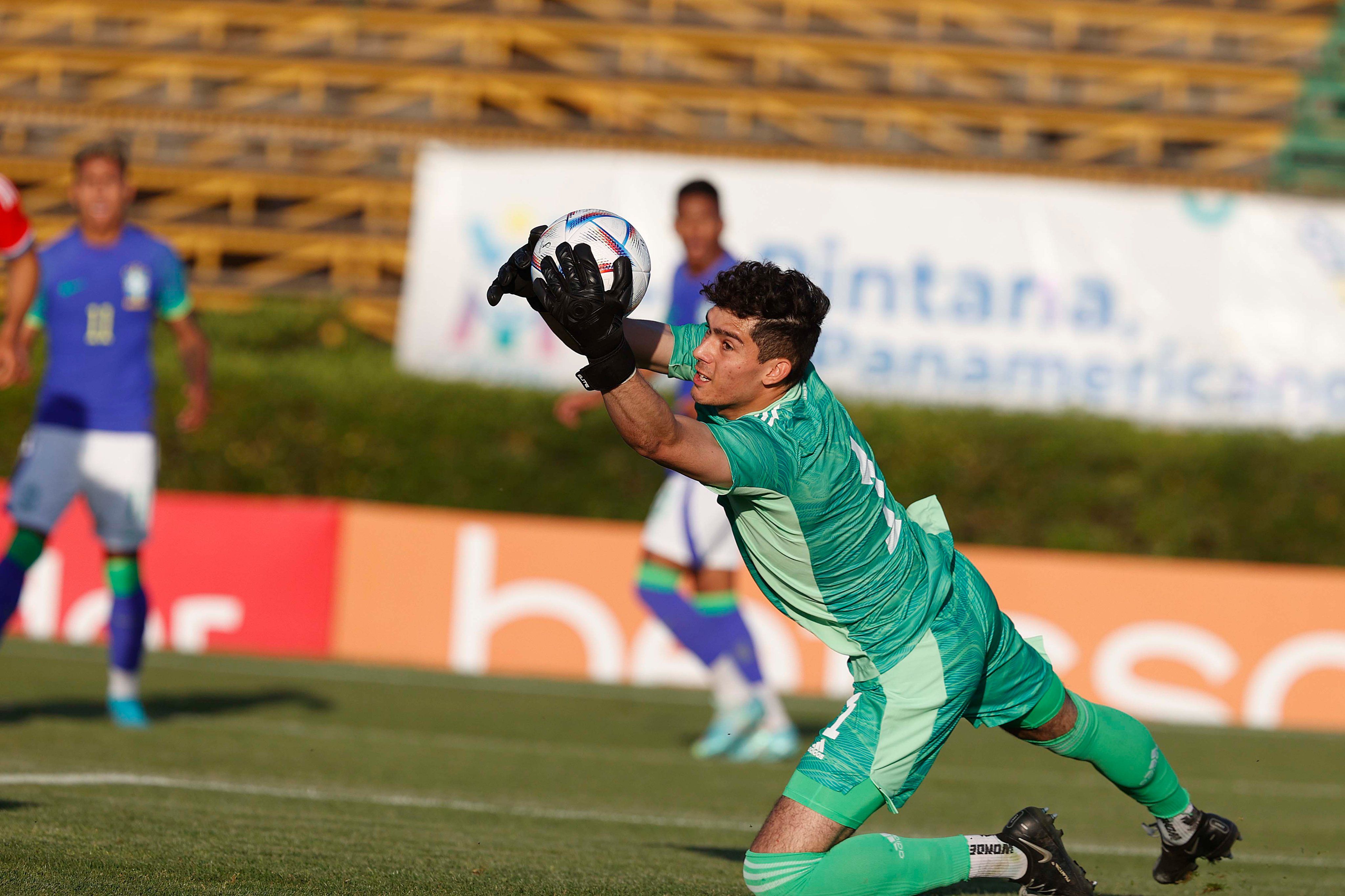 Vicente Reyes le atajó un penal a Matehus Nascimento.