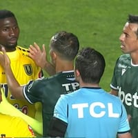 Escándalo en la Primera B: delantero camerunés denuncia por racismo a jugador formado en la UC