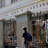 Alcaldesa Matthei anuncia querella contra responsables de rociar bencina al director del Liceo Lastarria