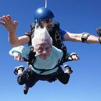 Mujer de 104 años que se lanzó en paracaídas muere días después de romper récord