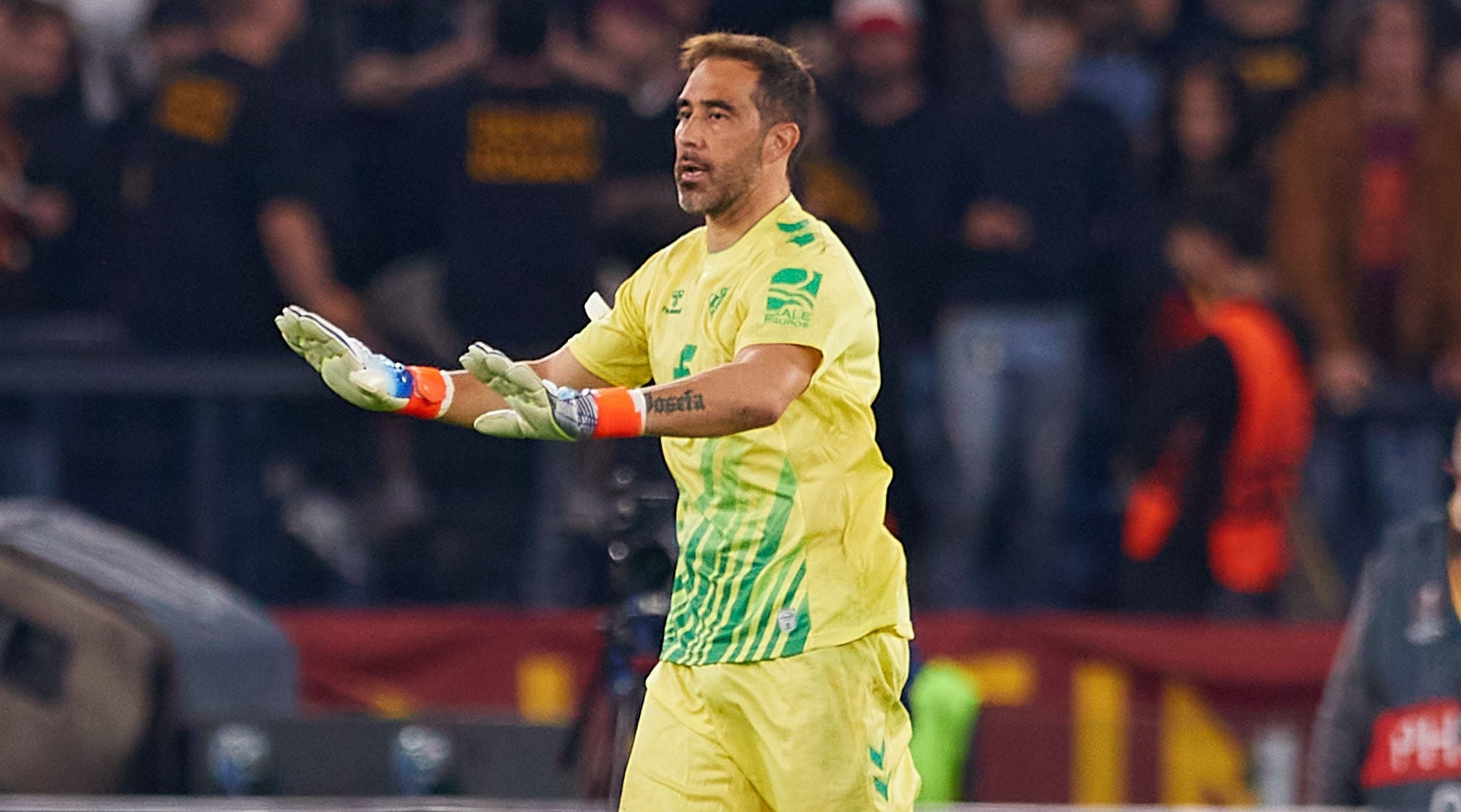 Claudio Bravo fue una de las figuras del Real Betis ante la Roma.