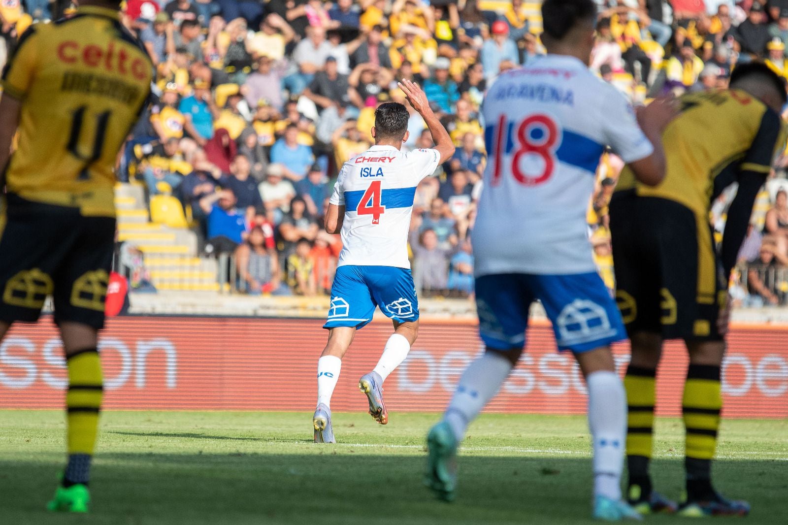 Mauricio Isla corre a festejar su primer gol oficial con un equipo chileno: ante Coquimbo, jugando por la UC.