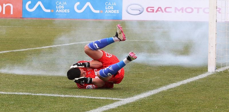 Martín Parra sufrió un trauma acústico después de que le lanzaran bombas de estruendo durante el partido entre Universidad Católica y Universidad de Chile por los cuartos de final de la Copa Chile.