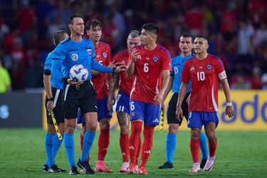 Roldán, rodeado de jugadores chilenos que le reclaman
