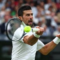 Estilo Bielsa: acusan a padre de Carlos Alcaraz de espiar los entrenamientos de Novak Djokovic en Wimbledon