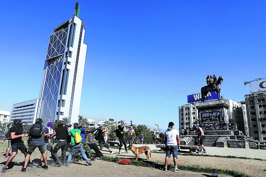 Intentan derribar monumento de general Baquedano en Plaza Dignidad