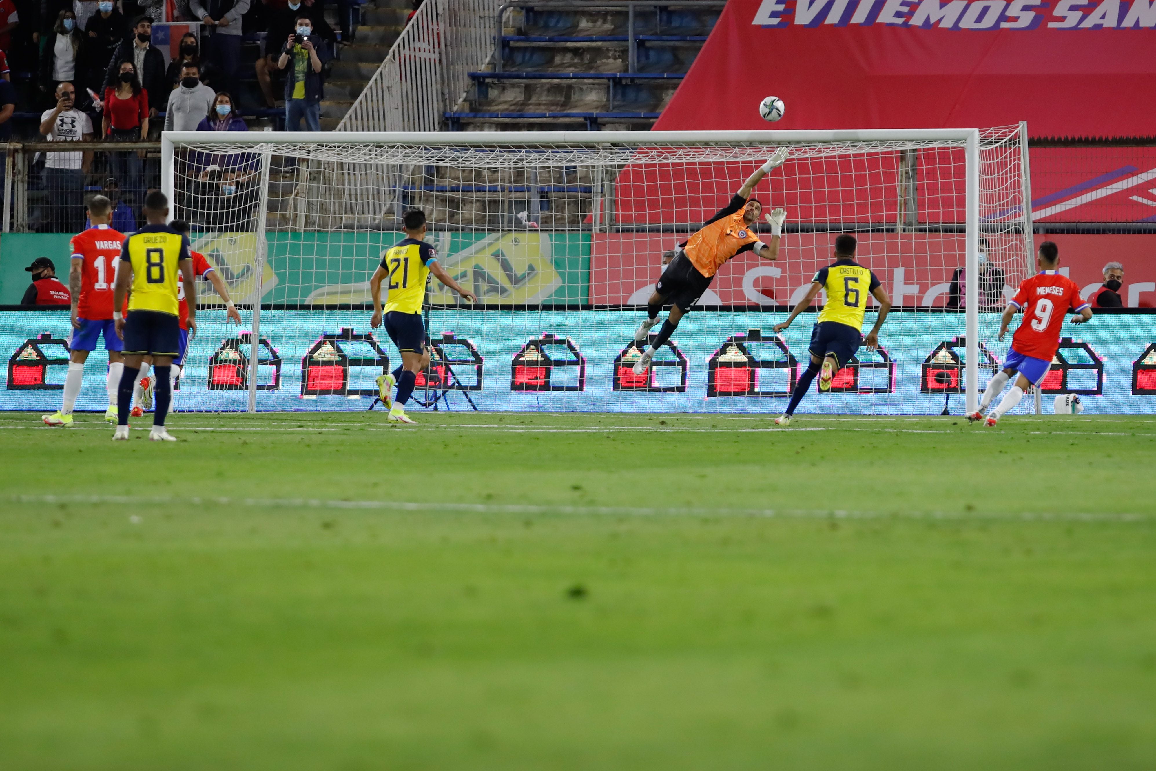 Una tapada de Claudio Bravo en el partido entre Chile y Ecuador