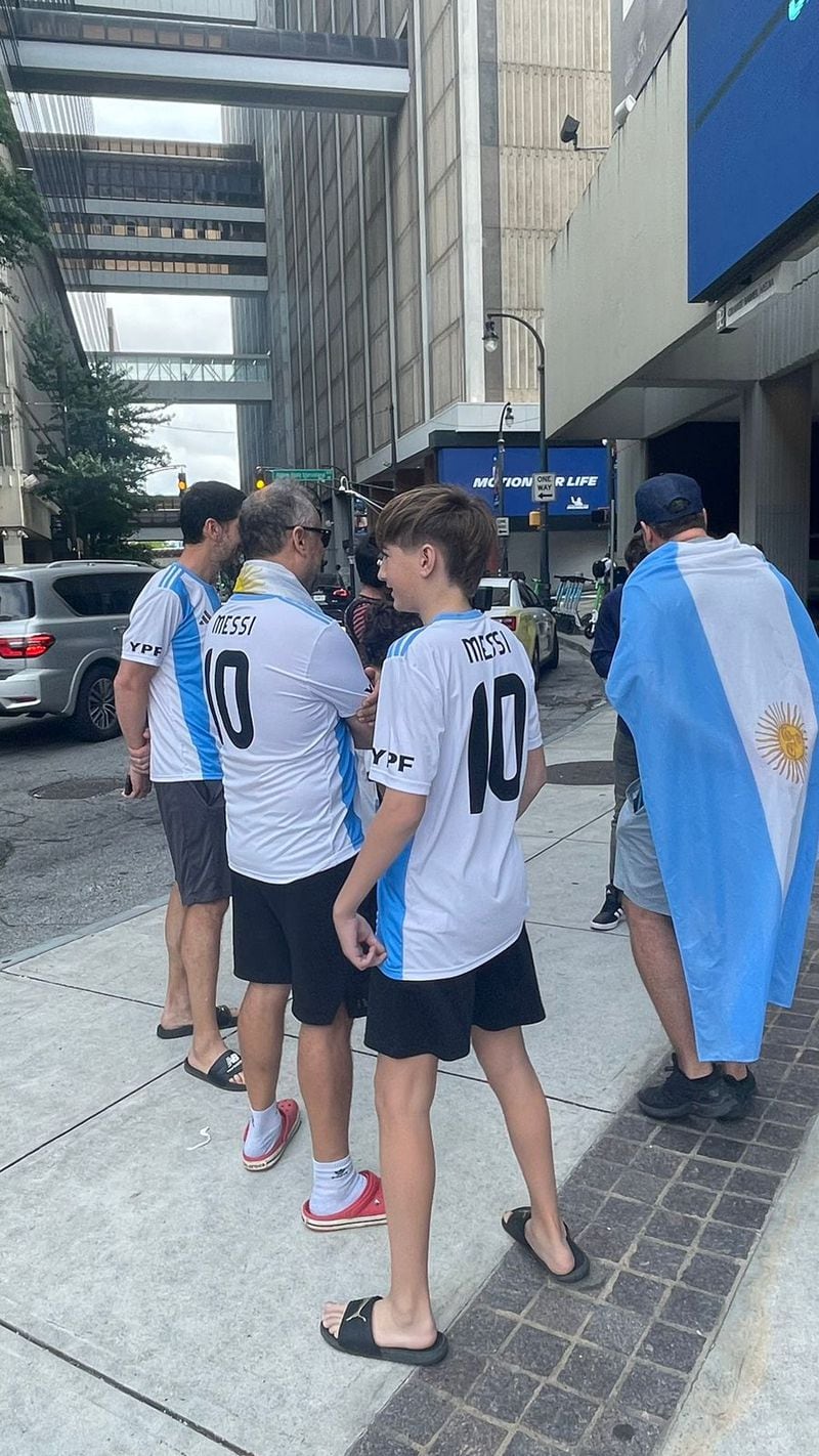 Hinchas con la camiseta de Messi en el hotel de Argentina.