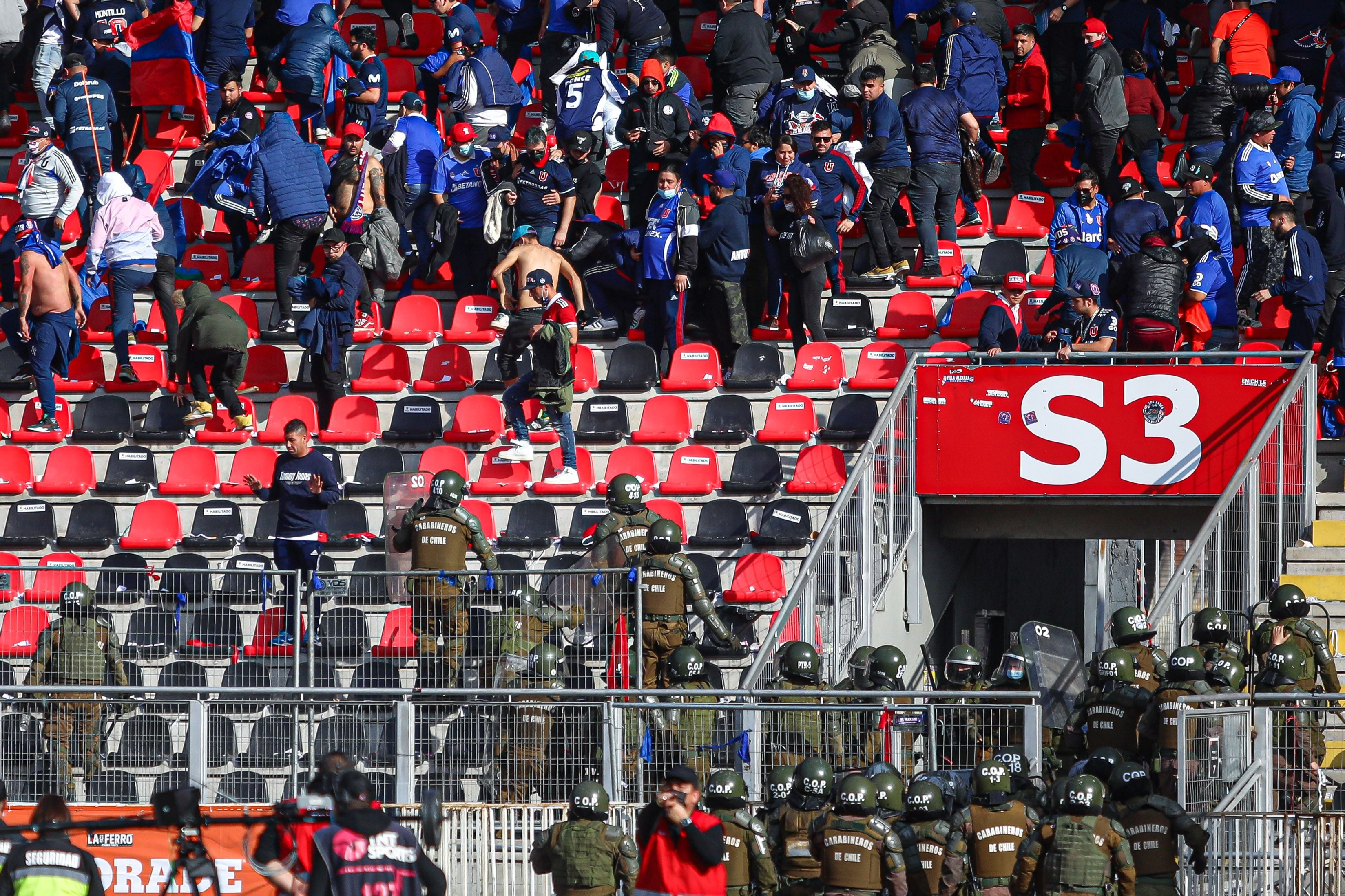 Carabineros e hinchas de la U se enfrentan en las tribunas del estadio Fiscal de Talca