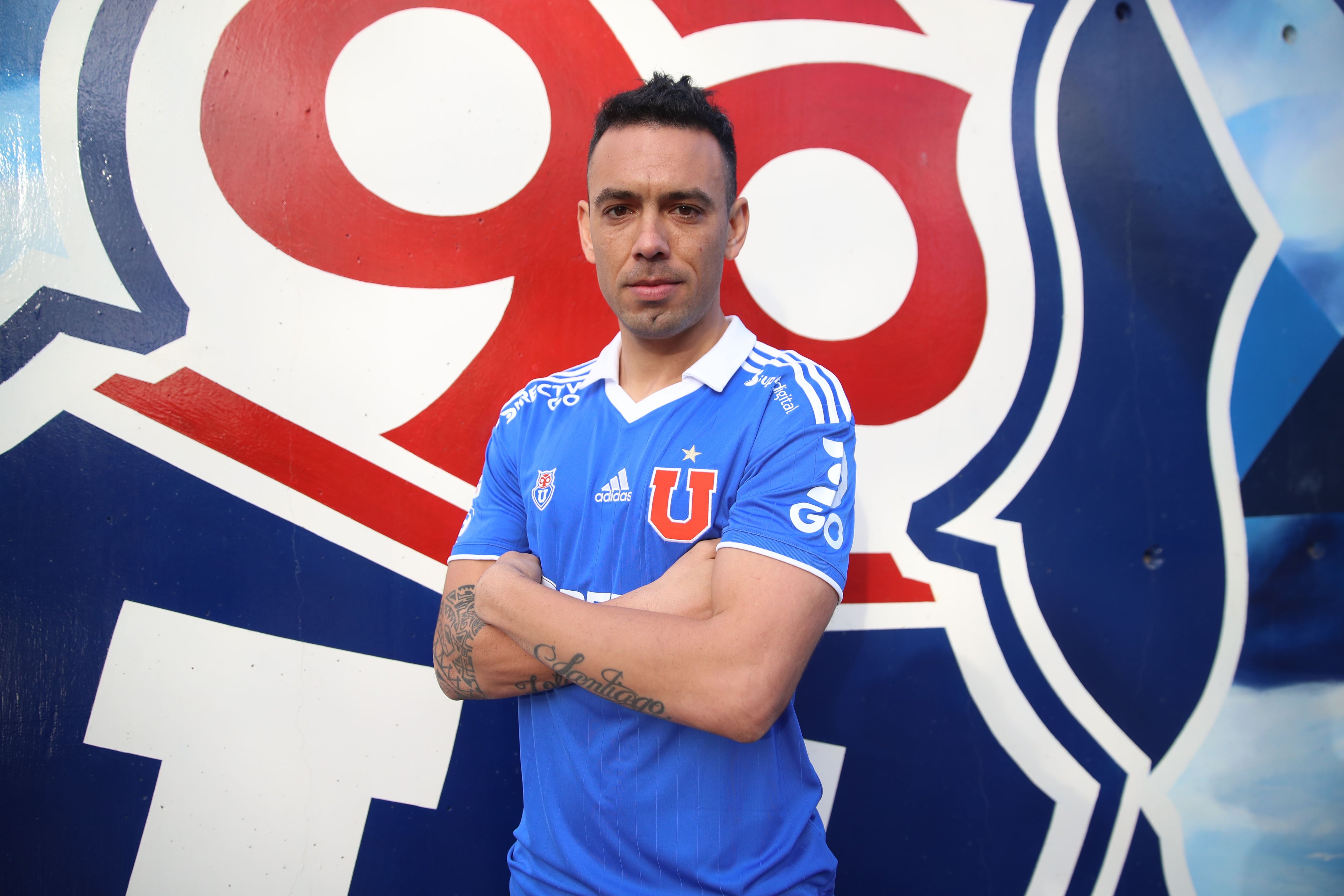 Nery Domínguez posa por primera vez con la camiseta de Universidad de Chile.