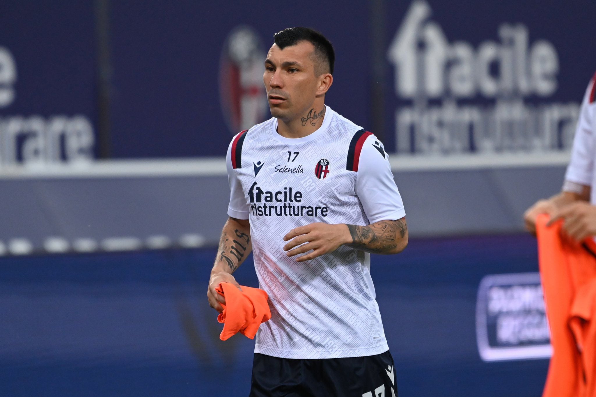 Gary Medel, durante el trabajo precompetitivo antes del inicio del cotejo entre el Bologna y la Juventus. FOTO: @BfcOfficialPage / Twitter.