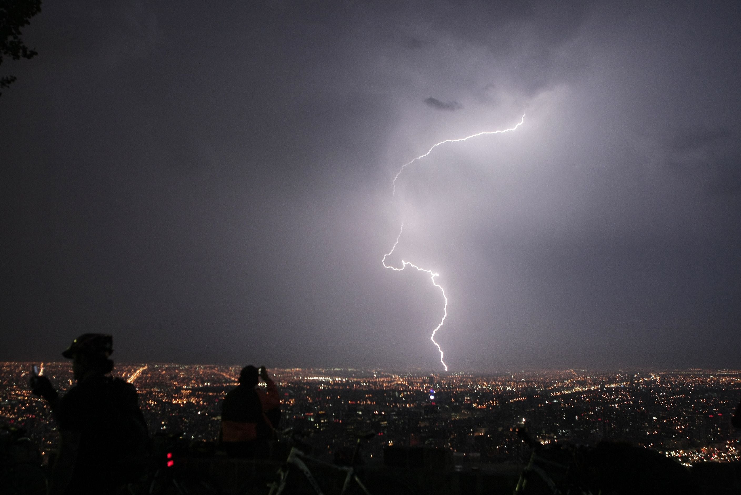 Rayos y truenos sobre Santiago.