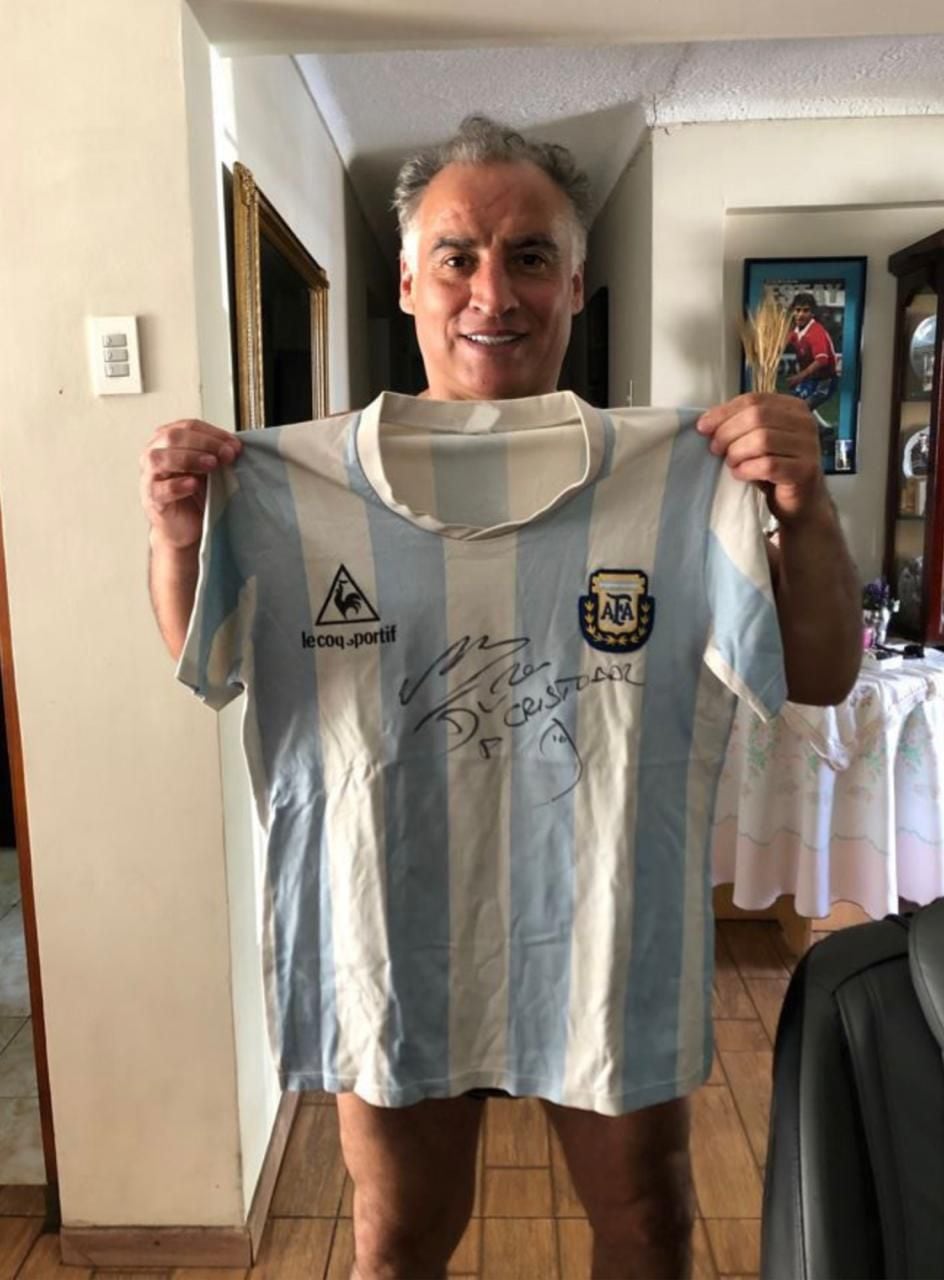 Fabián Estay posa con la camiseta de Diego Maradona que subastará.