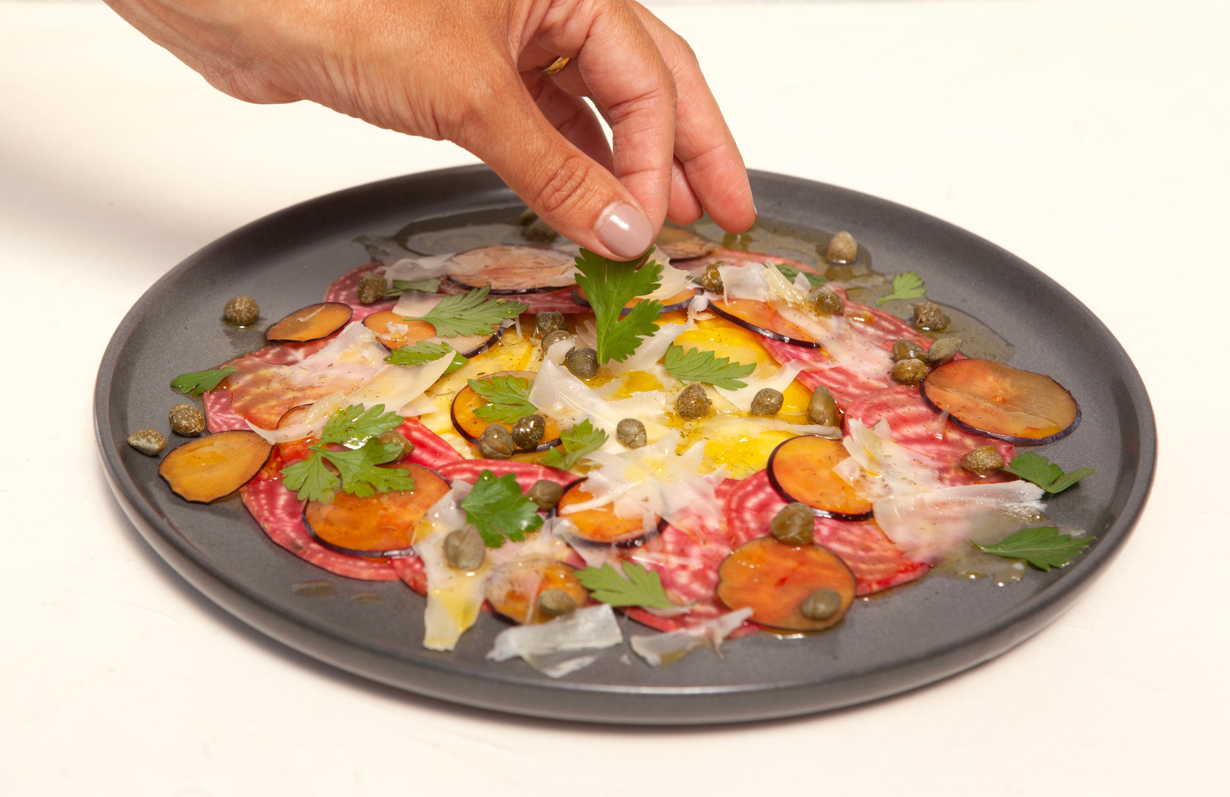 Carpaccio de betarragas y ciruelas con aliño de mostaza y naranjas.