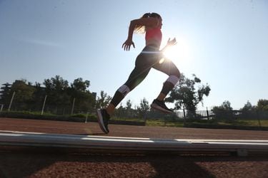María Ignacia Montt, ganadora de los 100 metros planos en el campeonato nacional, entrena en la pista dos del Estadio Nacional. Foto: Pedro Rodríguez.