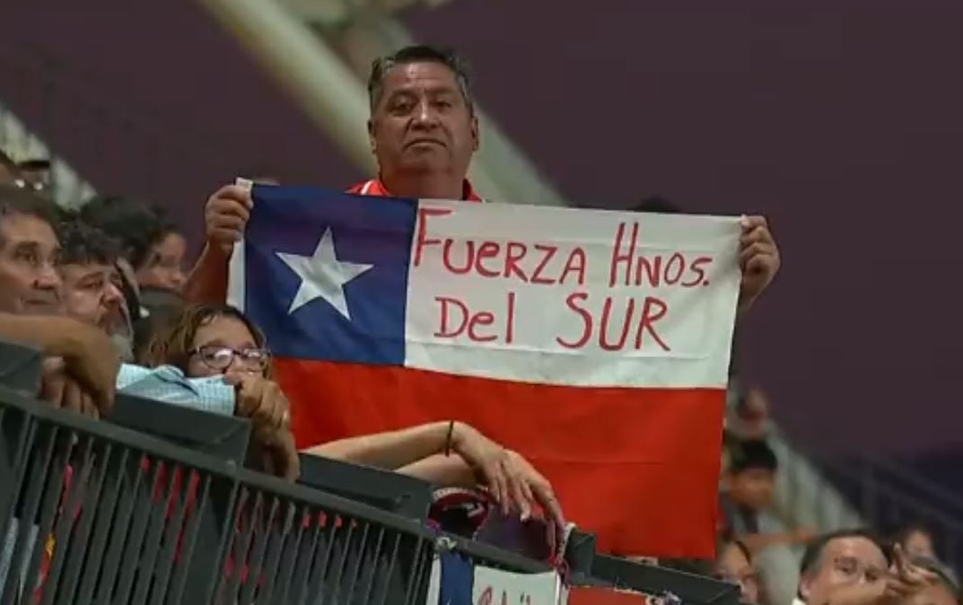 Un hincha en Copiapó muestra un mensaje en apoyo a la gente del sur, afectada por los incendios.