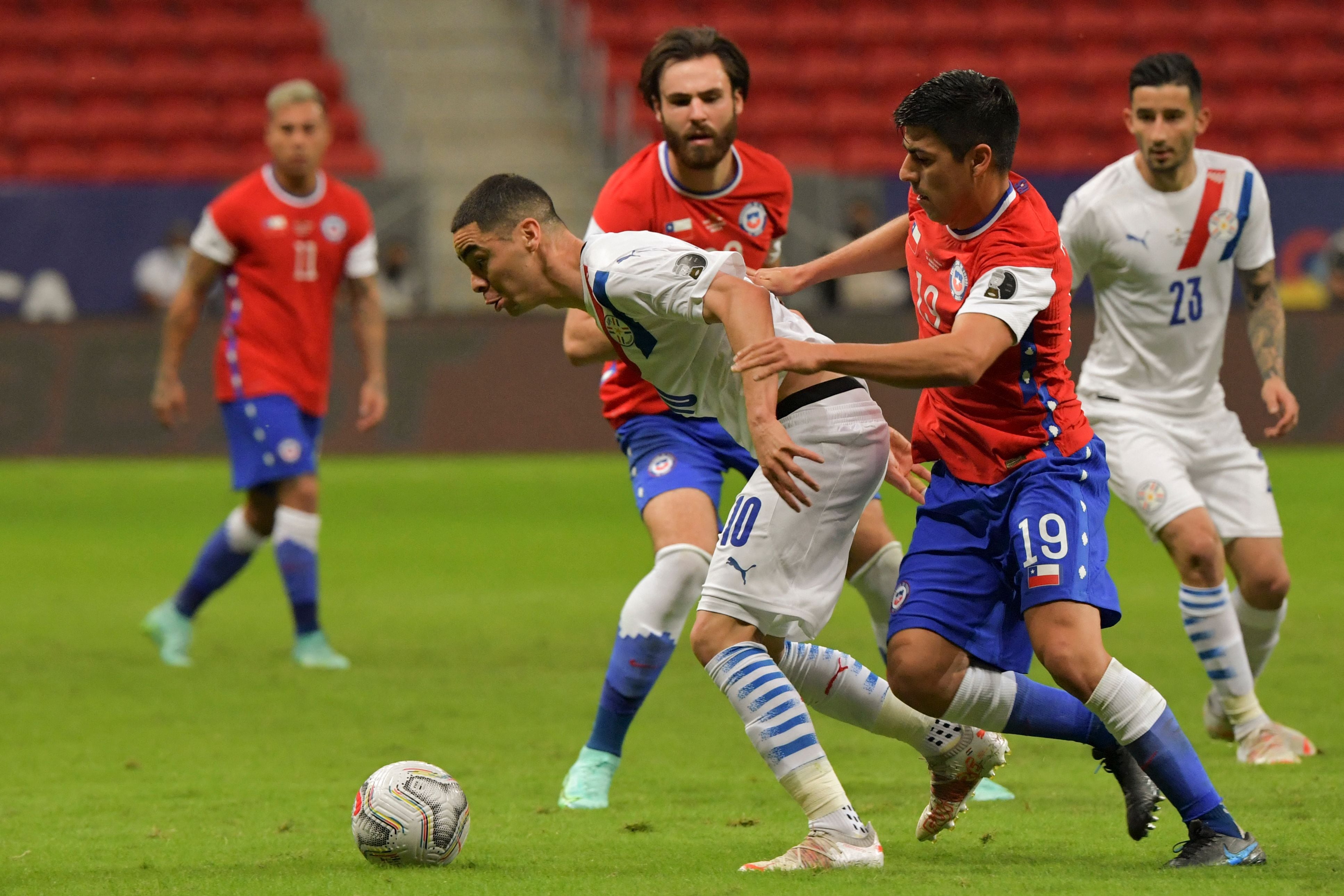 Tomás Alarcón tuvo muchos problemas con Miguel Almirón. No pudo suplir de buena forma a Erick Pulgar.