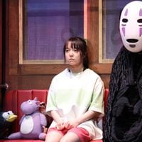 La obra de teatro basada en “El viaje de Chihiro” luce impresionante 