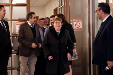 La expresidenta Michelle Bachelet tras reunión con presidentes de los partidos oficialistas y la DC en un comedor del Senado.
