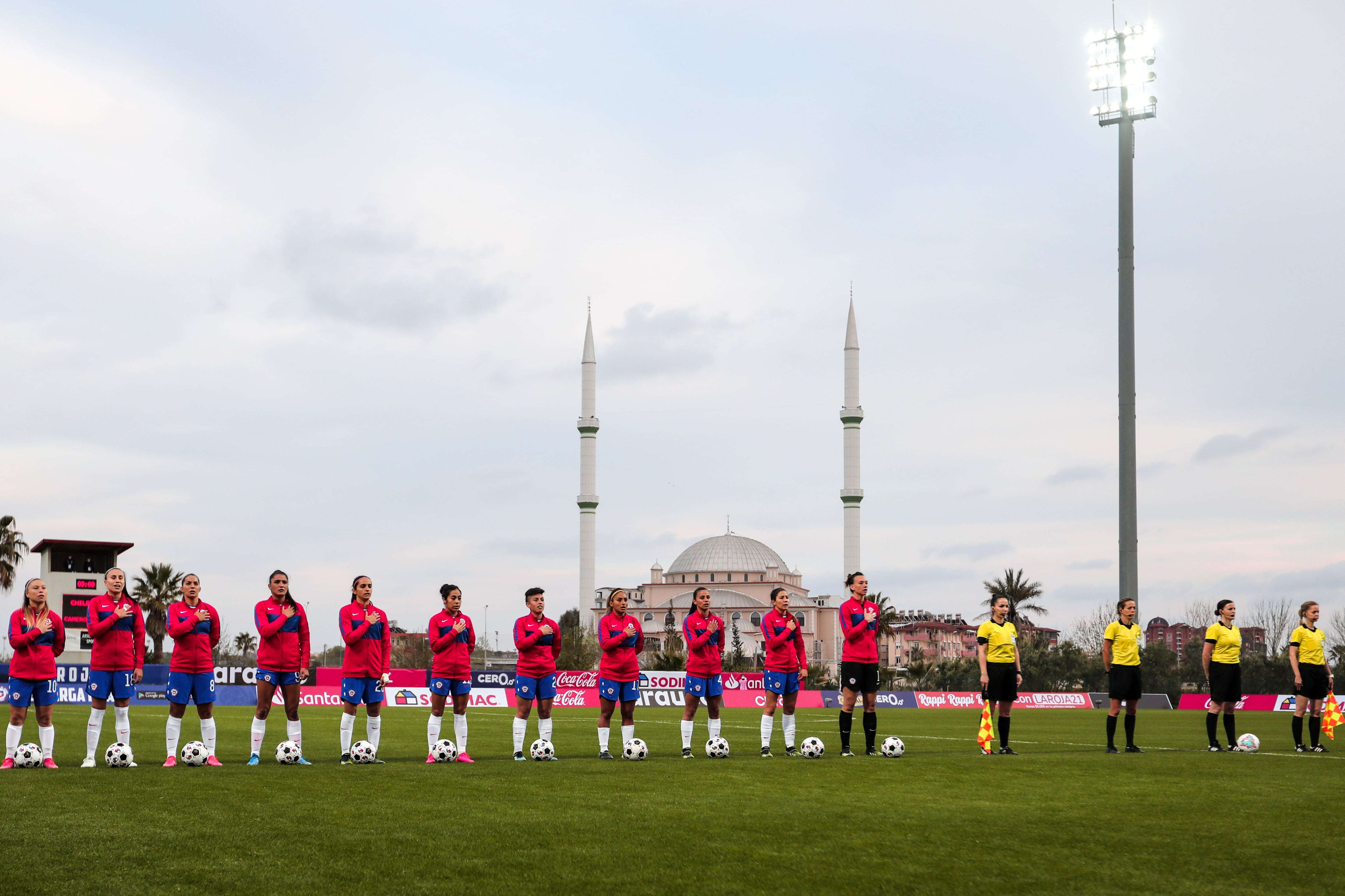 La Selección Chilena femenina entonando el himno en Turquía.